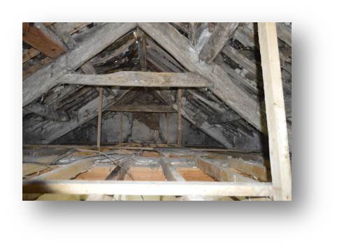 Fortunately, none of them thought to climb on the roof otherwise the place would have ended up being listed in the Darwin Awards. Around 30 tonnes of stone slate were being held up with a thin bracketry of crumbling oak rafters.