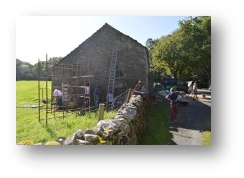 Many hands make light work and getting the mortar mix on quickly takes teamwork